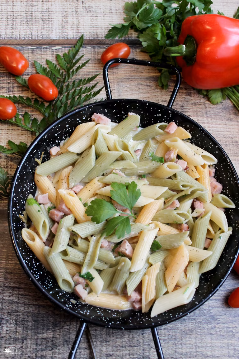 Makaron z szynką w delikatnym śmietanowym sosie