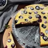 Brownie z serem i borówkami.