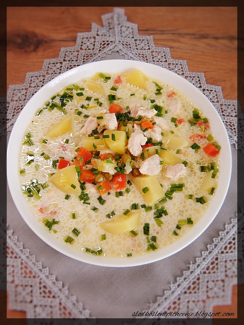 Zupa z kurczakiem, marchewką i groszkiem