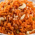 Zetrzyj marchewki na tarce i wrzuć na patelnię! Powstanie mistrzowski indyjski deser, który podbije każde podniebienie