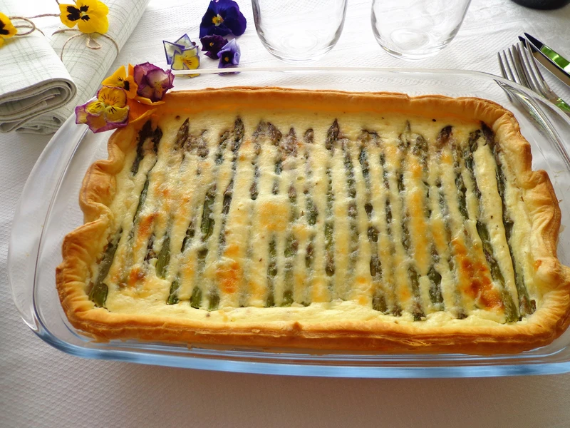 Tarta ze szparagami w sosie z ricotty i fety