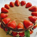 Tort czekoladowo-śmietankowy z truskawkami