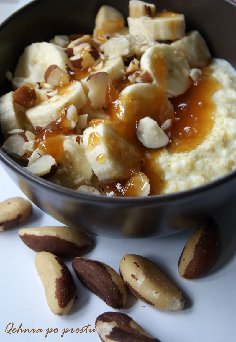 Jaglanka z bananem i orzechami brazylijskimi