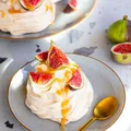 Bezy z figami, kremem cynamonowym i solonym karmelem - food²