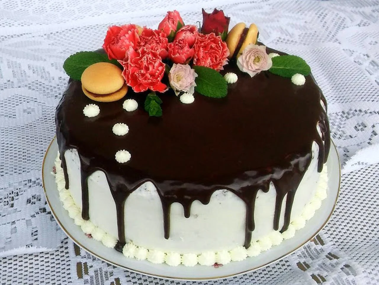 tort czekoladowo-wiśniowy z dripem