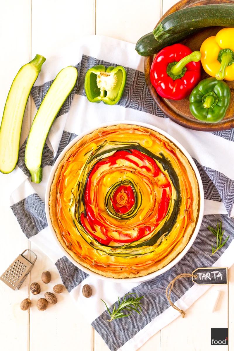 Zakręcona tarta z cukinią, marchewką i papryką