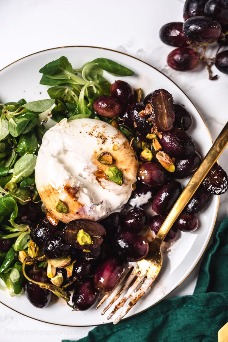 Burrata z winogronami i pistacjami