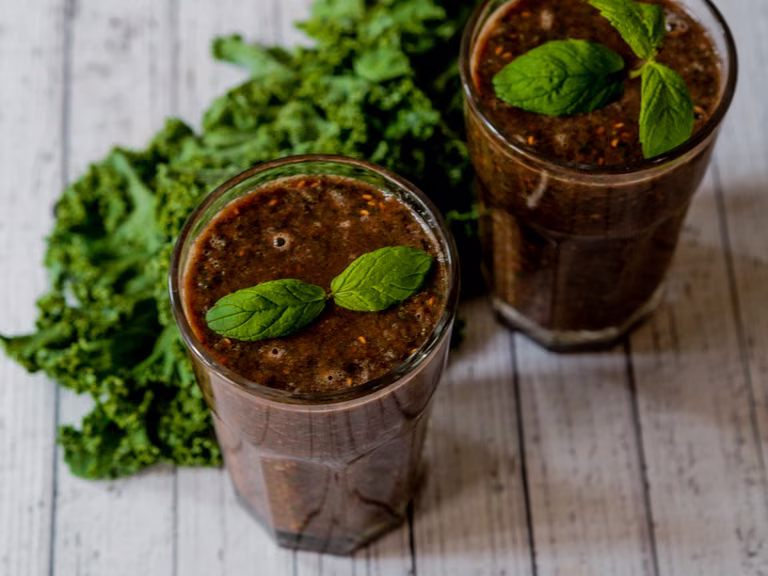 Smoothie z jarmużem i malinami