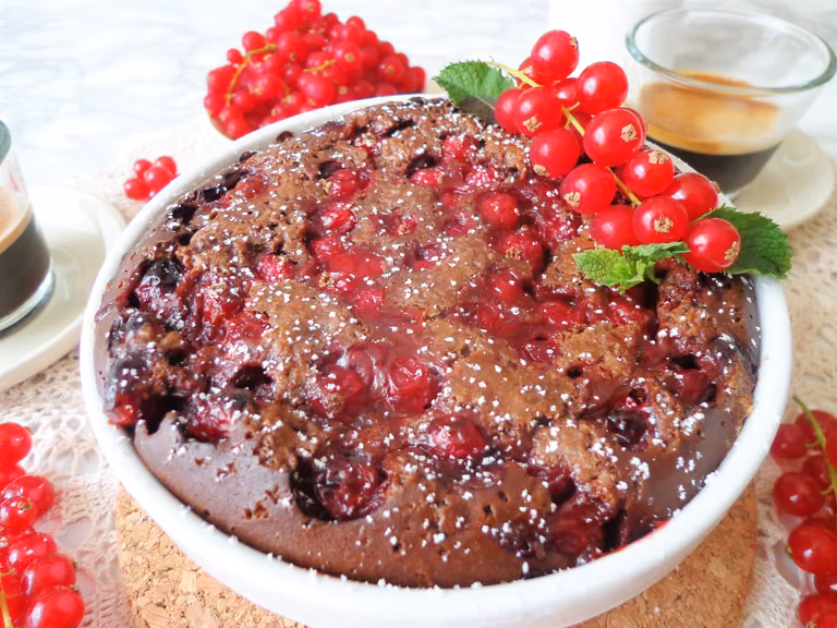 Czekoladowe clafoutis z czerwoną porzeczką