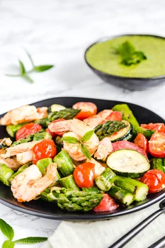 Szybkie krewetki ze szparagami i pesto z liści pietruszki