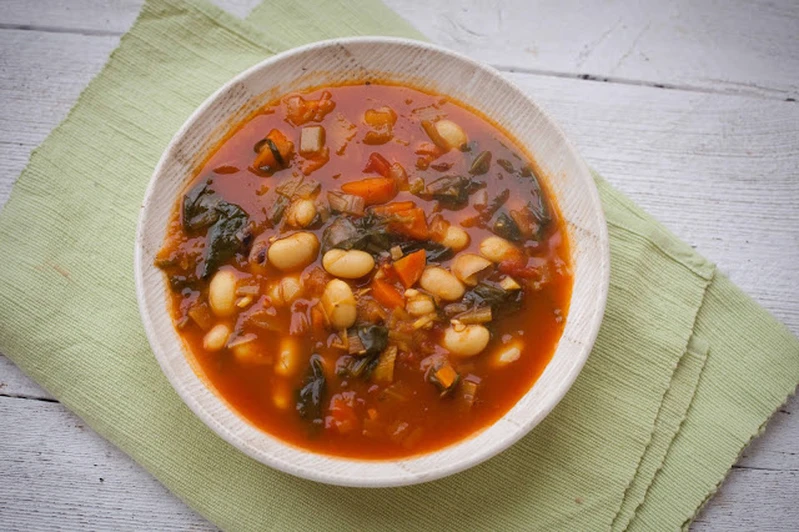 Pomidorowa zupa curry z fasolą i szpinakiem