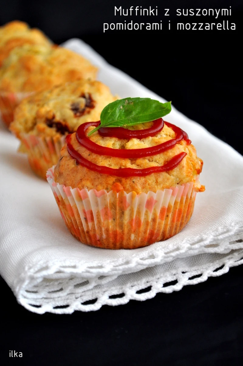 Muffinki z mozarella i suszonymi pomidorami