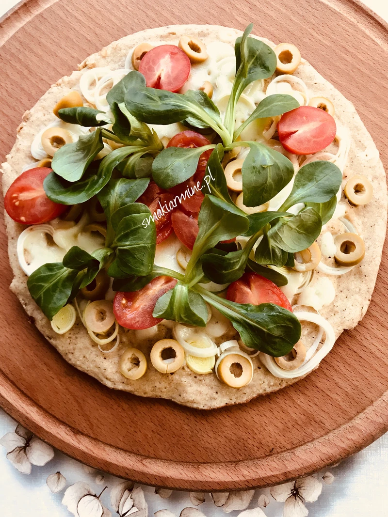 Pizza z patelni na spodzie gryczanym (fit)