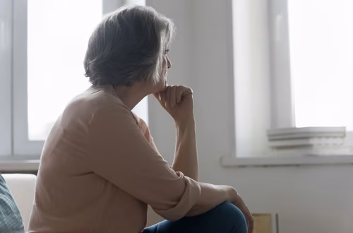 W jakim wieku ludzie są najbardziej samotni? Nie zawsze chodzi o życie w pojedynkę