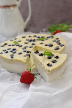 Sernik mascarpone z pistacjową warstwą i borówkami