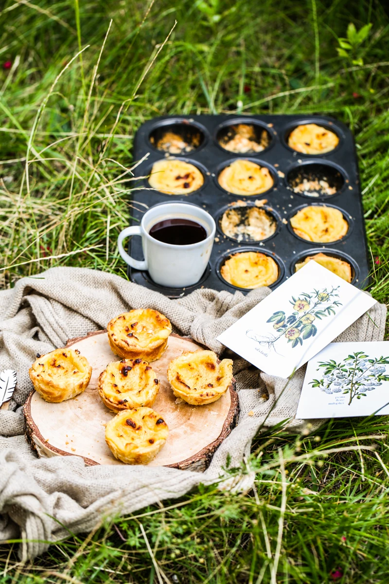 Pastéis de nata - portugalskie babeczki budyniowe z ciastem francuskim