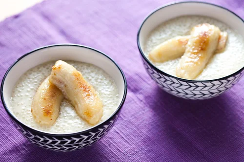 Kokosowy pudding z tapioki z karmelizowanym bananem