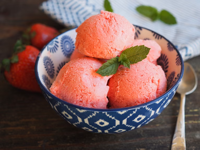 Domowe lody truskawkowe. Przepis krok po kroku