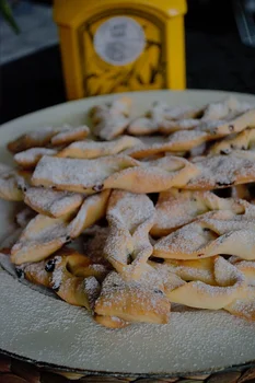 Pieczone faworki z żurawiną