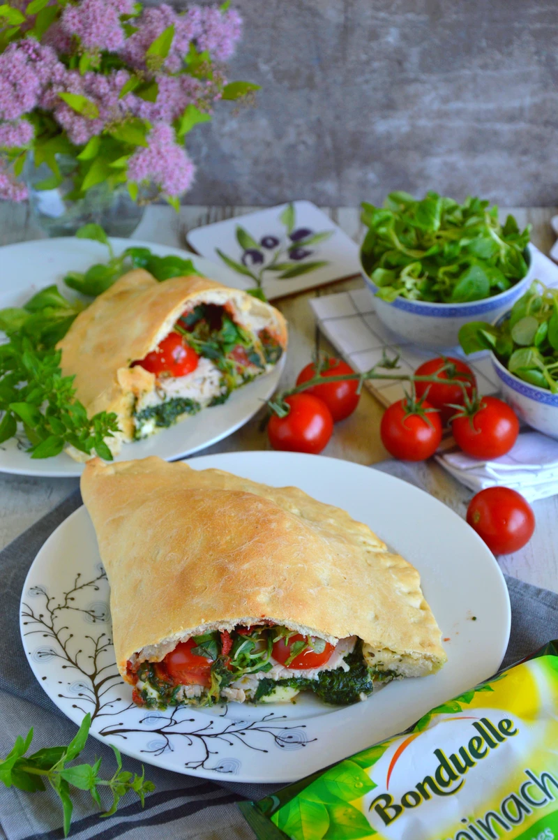 Calzone ze szpinakiem, pomidorkami, roszponką, szynką i mozzarellą