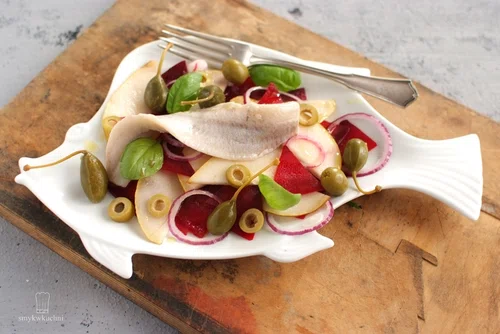 SAŁATKA ZE ŚLEDZIEM W OLIWKACH I KAPARACH