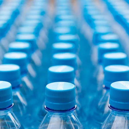 Bakterie kałowe w popularnej wodzie mineralnej! Producent wycofuje 2 miliony butelek!