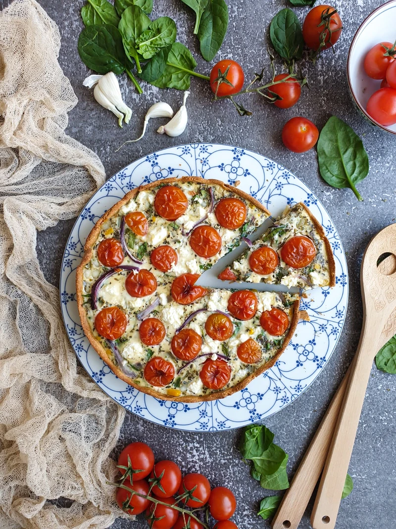 Tarta ze szpinakiem, pomidorkami i serem feta