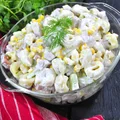 Sałatka z tortellini, ogórkiem i koperkiem