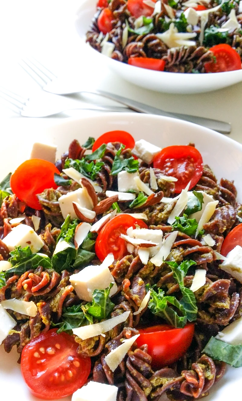 Sałatka z kakaowym makaronem pesto i jarmużem