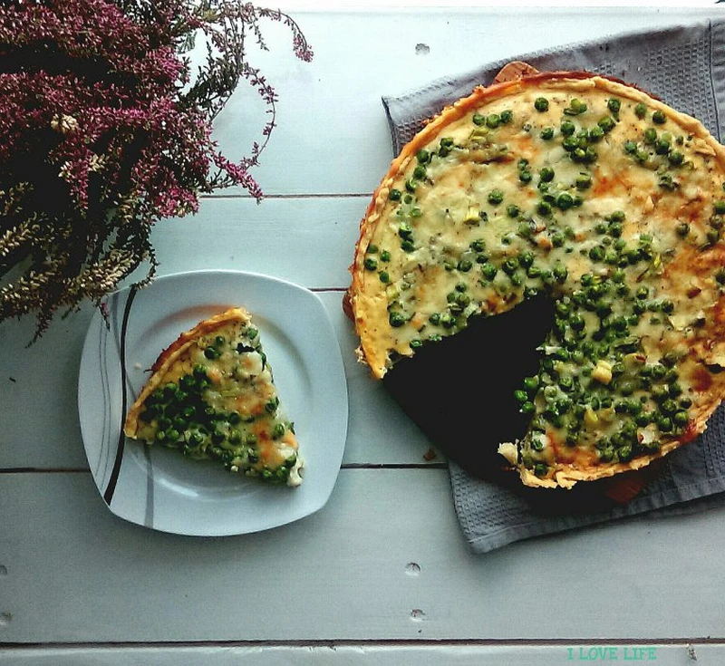 Tarta z zielonym groszkiem i serem pleśniowym
