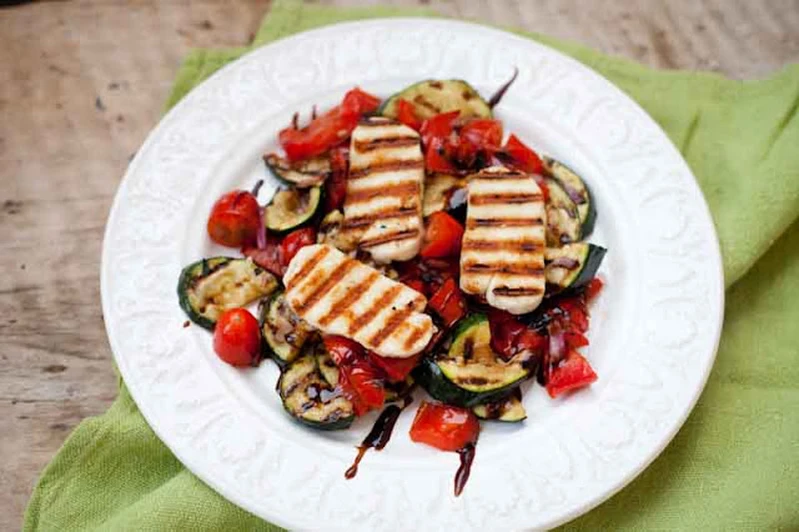 SAŁATKA Z GRILLOWANEJ CUKINII I PAPRYKI Z HALLOUMI