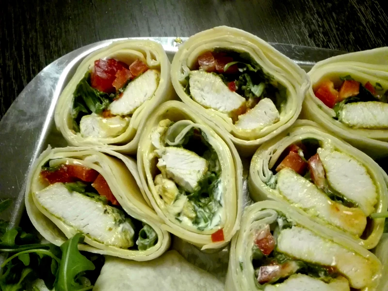 Tortilla z kurczakiem i rukolą