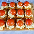 Krakersy z pastą serową i pomidorkami