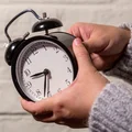 Zmiana czasu z letniego na zimowy tuż tuż! Ci pracownicy otrzymają wyższe wynagrodzenie!