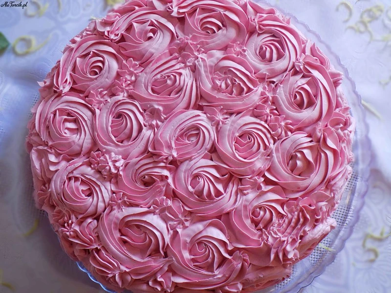 Różowy tort truskawkowy