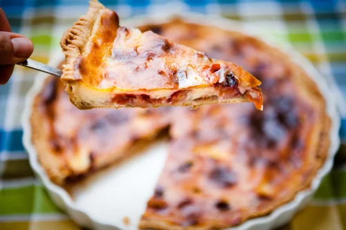 TARTA ZE ŚLIWKAMI ZAPIECZONYMI W WANILIOWYM KREMIE