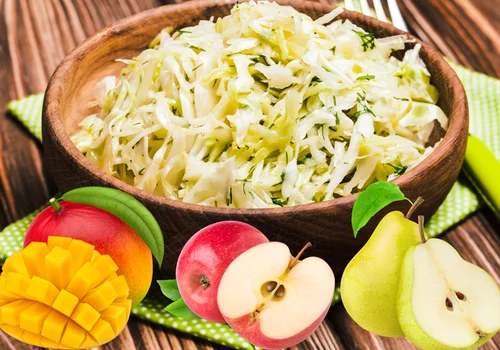 Dodaj ten jeden owoc do młodej kapusty – smak jak z najlepszej restauracji!