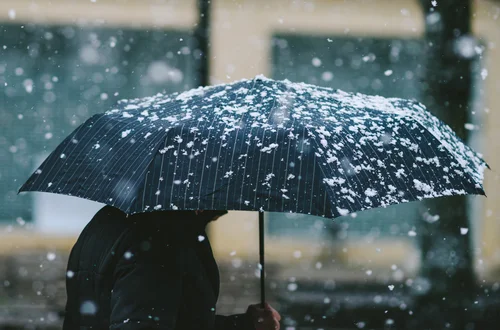 Do 25 cm śniegu i 10 regionów z alertami. IMGW ostrzega przed atakiem zimy!