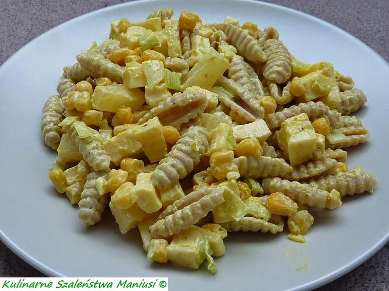 Sałatka makaronowa z ananasem