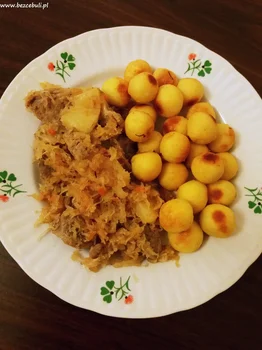 Karkówka z kiszoną kapustą i ananasem
