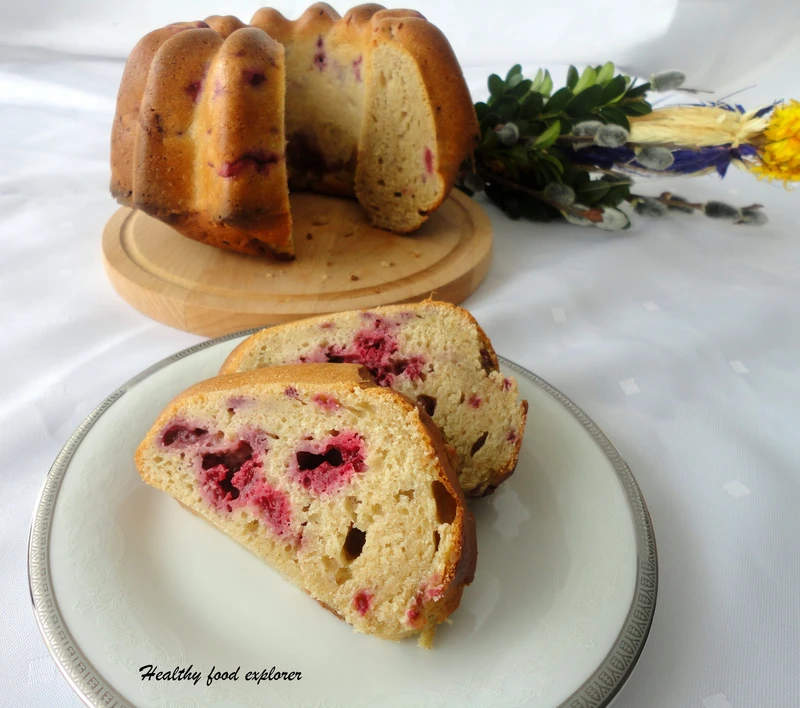 Babka jogurtowa z malinami