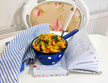 Makaron alfredo z frankfurterkami