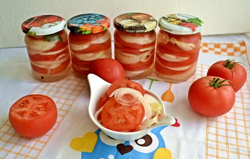 Pomidory marynowane z cebulą