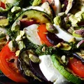 Warzywne caprese z pistacjami