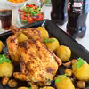 Kurczak pieczony z ziemniakami harmonijkowymi (hasselback) i pieczarkami