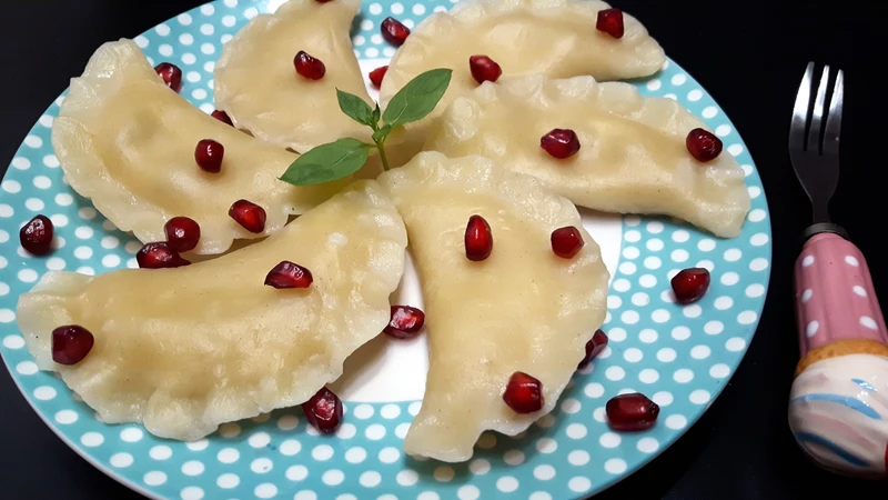 PIEROGI Z TWAROGIEM I JABŁKAMI