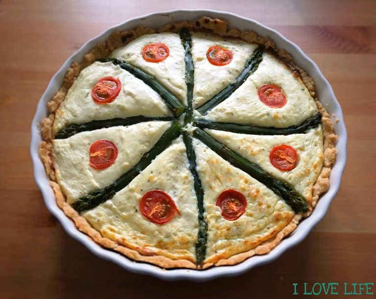 Tarta ze szparagami i pomidorkami