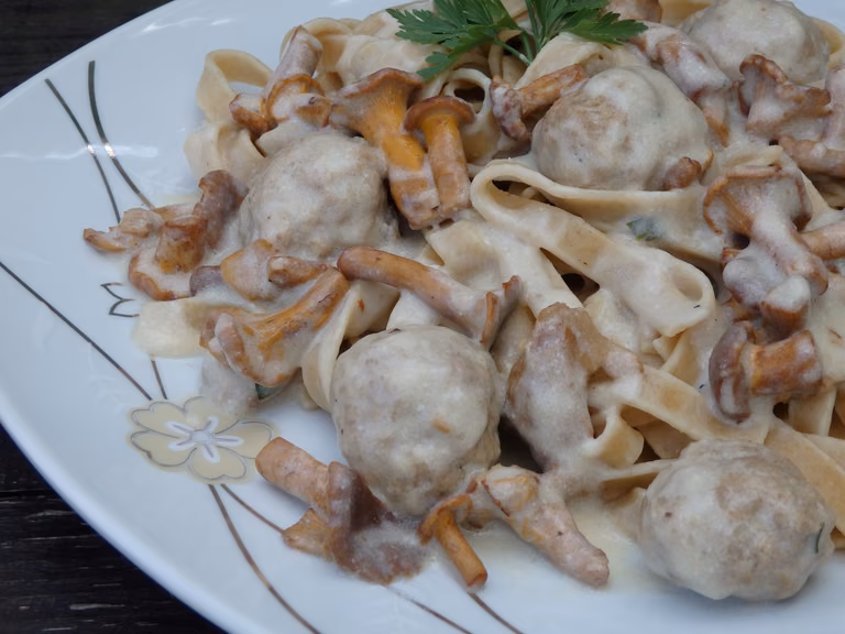 Pulpeciki z indyka z kurkami i makaronem