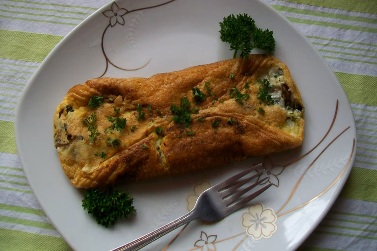 Omlet z pieczarkami i serem pleśniowym