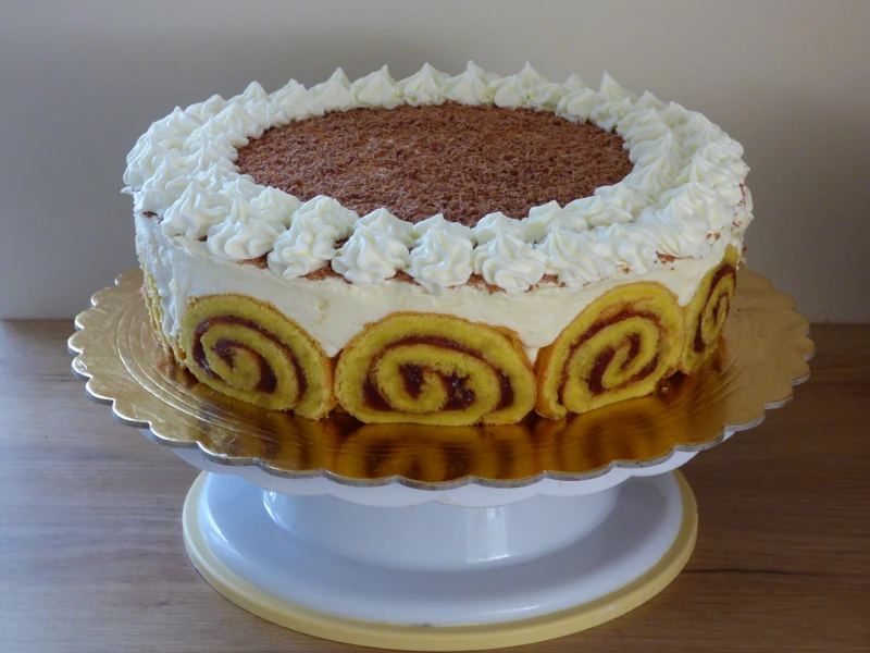 Tort na roladzie z bananami